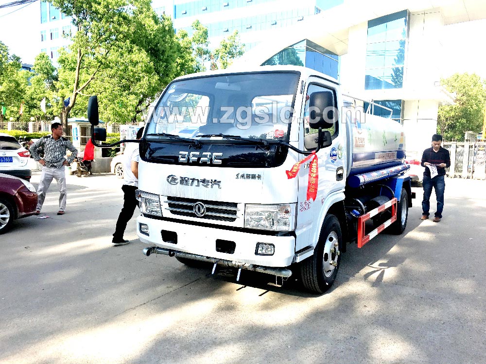 到湖北程力集團(tuán)訂購灑水車，現(xiàn)貨供應(yīng)隨時(shí)出發(fā)