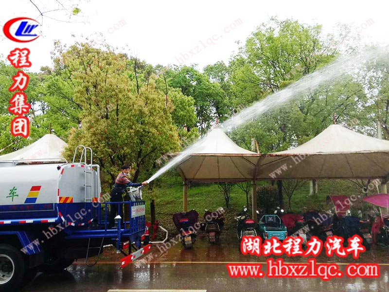 程力集團(tuán)又一輛東風(fēng)D9多功能綠化噴灑車(chē)順利送至客戶手中