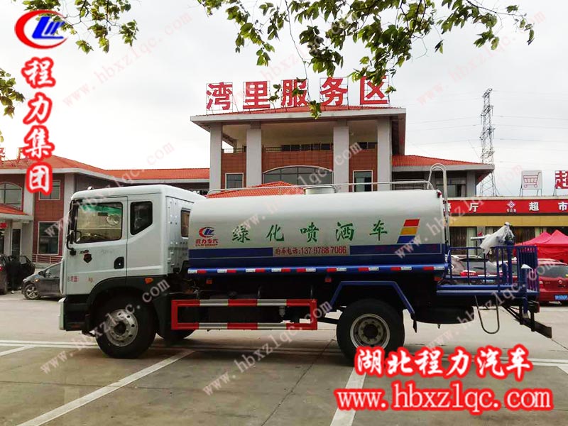 程力集團(tuán)又一輛東風(fēng)D9多功能綠化噴灑車(chē)順利送至客戶手中