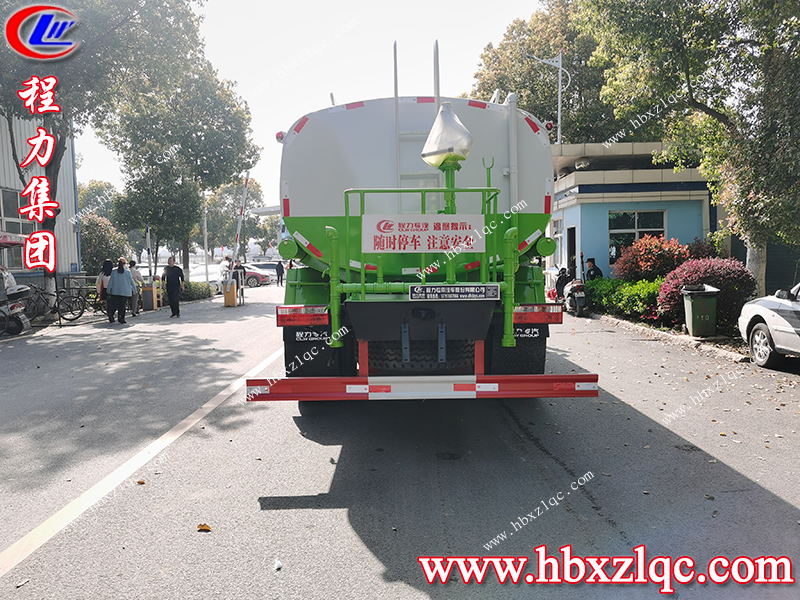 二月的天氣似六月，吉林客戶來程力集團(tuán)自提東風(fēng)D9灑水車