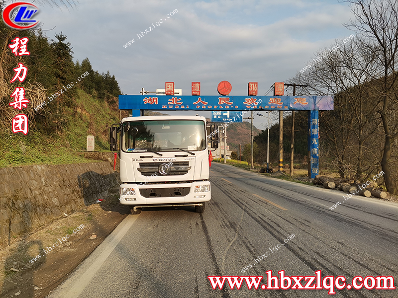 程力集團(tuán)廣東梅州灑水車客戶在自家石場試水效果杠杠滴