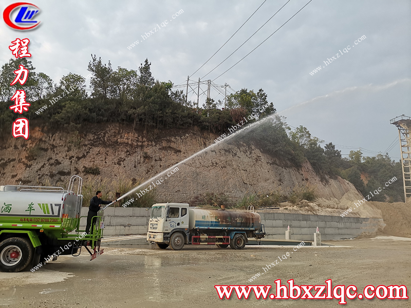 程力集團(tuán)廣東梅州灑水車客戶在自家石場試水效果杠杠滴