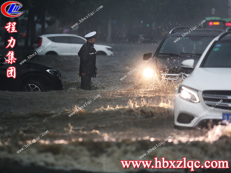 面對暴雨來臨，鄭州是一所溫暖的城市，困境中大家共同守望度難