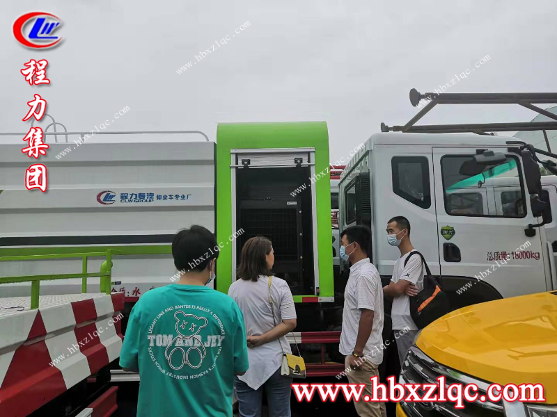 佛山客戶不遠(yuǎn)萬里到廠看車，欲購抑塵車